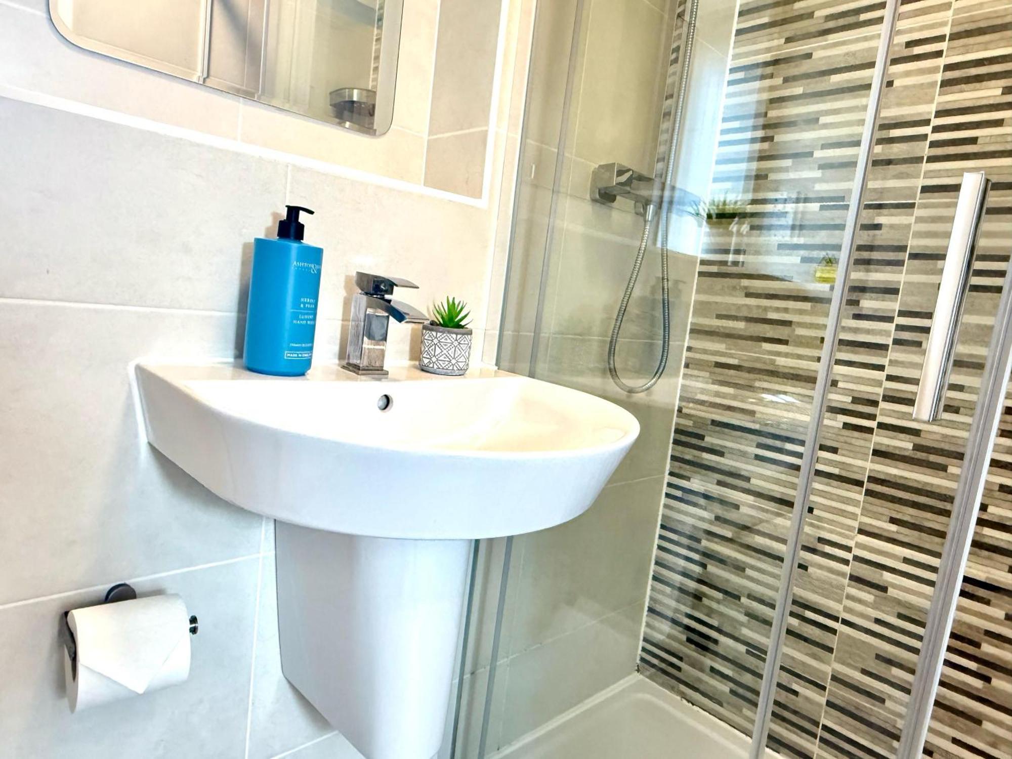 Walnut Flats: Stylish Oxford-Area Apartment with Netflix Kidlington Exterior photo